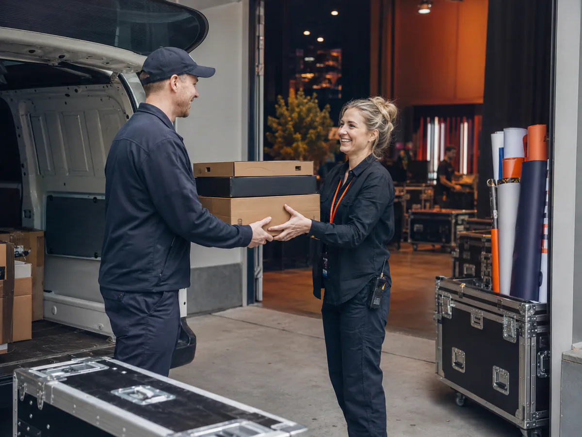 Produksjonsutstyr overleveres ved et arrangementslokale