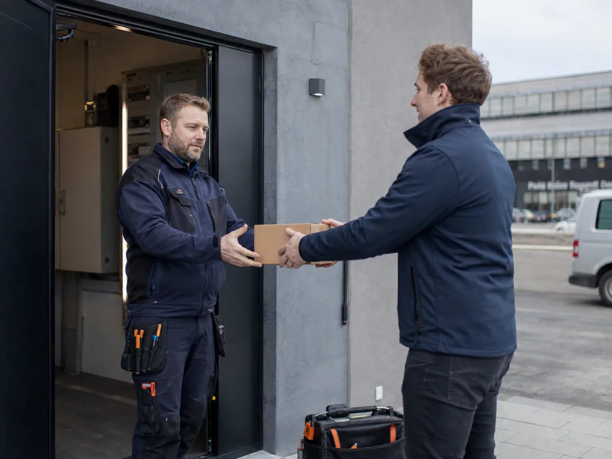Reservedel overleveres til elektriker på arbeidssted